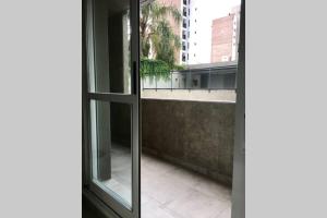 d'une porte en verre ouverte avec vue sur un balcon. dans l'établissement Hermoso NUEVO con PISCINA, Balcón y Patio, à Rosario