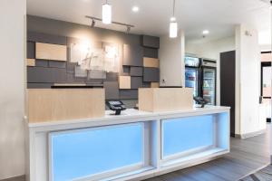 A cozinha ou cozinha compacta de Holiday Inn Express - Columbus Downtown by IHG