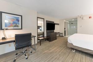 Uma TV ou centro de entretenimento em Holiday Inn Express - Columbus Downtown by IHG