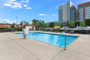 A piscina localizada em Holiday Inn Express - Columbus Downtown by IHG ou nos arredores