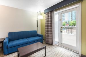 Uma área de estar em Holiday Inn Express - Columbus Downtown by IHG