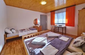 Zimmer mit 2 Betten, einem Tisch und einem Fenster in der Unterkunft Holiday Home Radočaj in Slunj