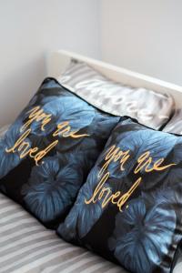 uma cama com lençóis azuis e dourados em theApartments Manufaktura em Lódź