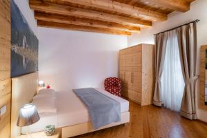 Palazzo Lodron Bertelli. Dimora Storica & Spa tesisinde bir odada yatak veya yataklar