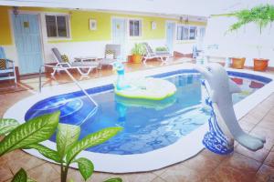 a pool with a dolphin and a water slide at Hotel Ivania´s in Masaya