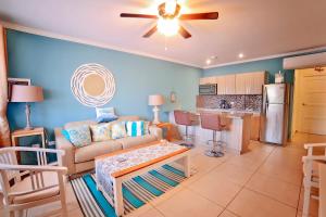 un soggiorno con divano e cucina di Pearl Aruba Condos a Palm Beach