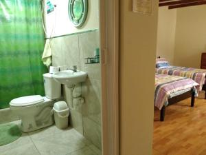 bagno con servizi igienici e lavandino di ENHEBRA HOUSE a Lima