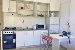 Virtuvė arba virtuvėlė apgyvendinimo įstaigoje LUMINOSO Y MODERNO EN CABALLITO