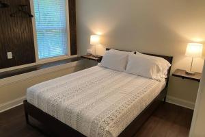 Ένα ή περισσότερα κρεβάτια σε δωμάτιο στο 3-BDR Direct Waterfront Cottage