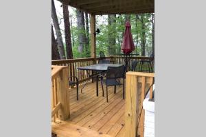 Μπαλκόνι ή βεράντα στο 3-BDR Direct Waterfront Cottage