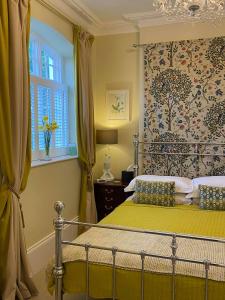 um quarto com uma cama e uma janela em Blaisdon House B&B em Longhope