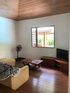 Moorea Temae Villa walking dist beach and golf的电视和/或娱乐中心
