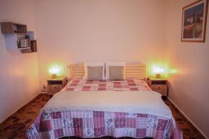 Les Chambres d Hôtes de Valensole au pays des lavandes et proche des Gorges du Verdon客房内的一张或多张床位