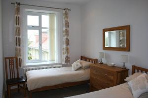 1 dormitorio con 2 camas y ventana en Shanklin Manor en Shanklin