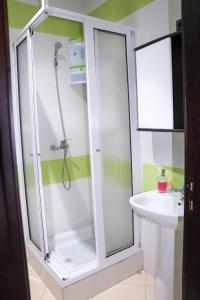 een badkamer met een douche en een wastafel bij Apartment Borj Rayhane in Tanger
