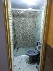 a bathroom with a toilet and a sink at Pouso do Beija-Flor in Cavalcante