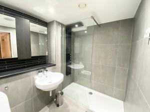 マンチェスターにあるCosy City Centre Location, Hydro Massage Showeの洗面台、トイレ、シャワー付きのバスルーム +13枚の写真