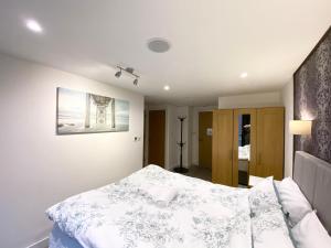 マンチェスターにあるCosy City Centre Location, Hydro Massage Showeのベッドと壁に絵が飾られた寝室
