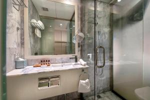 Ett badrum på Hougoumont Hotel Fremantle