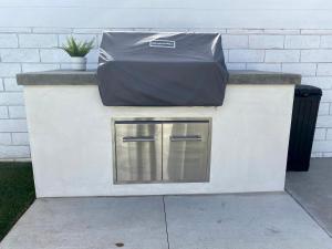 un bancone con una borsa sopra di Steps To The Beach, Main Street and Pacific City - OCEAN VIEWS a Huntington Beach