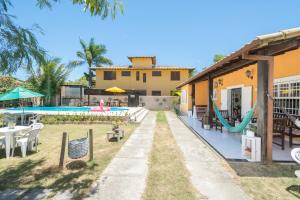 a view of the backyard of a house with a swimming pool at Kundalini Buzios in Búzios