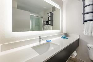 Um banheiro em Holiday Inn Express - Columbus Downtown by IHG