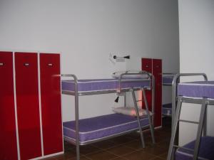 Albergue El Castillo emeletes ágyai egy szobában