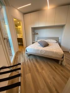 una camera con un letto di Welcome Traveller BORSATI'S APARTMENTS a Garda