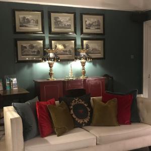 uma sala de estar com um sofá com almofadas em Blaisdon House B&B em Longhope