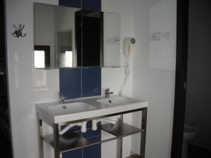 A bathroom at Albergue El Castillo