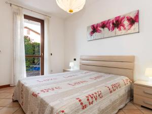 バルドリーノにあるBelvilla by OYO Bardolino Trentanoveのベッドルーム1室(ベッド1台、大きな窓付)