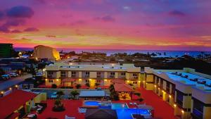 una vista aerea di una città al tramonto di Pearl Aruba Condos a Palm Beach