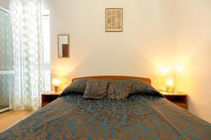 una camera con un letto con due lampade su due tavoli di Villa Marija- great view a Korčula