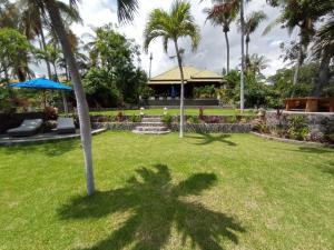 Zahrada ubytování Absolute Beachfront, Paradise, 3BR Villa with Private Pool on 1200m2 of Tropical Land