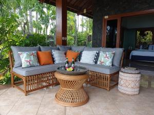 Posezení v ubytování Absolute Beachfront, Paradise, 3BR Villa with Private Pool on 1200m2 of Tropical Land