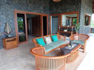Posezení v ubytování Absolute Beachfront, Paradise, 3BR Villa with Private Pool on 1200m2 of Tropical Land