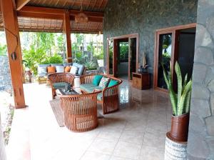 Posezení v ubytování Absolute Beachfront, Paradise, 3BR Villa with Private Pool on 1200m2 of Tropical Land
