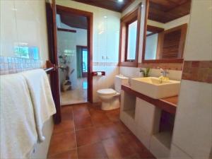 Koupelna v ubytování Absolute Beachfront, Paradise, 3BR Villa with Private Pool on 1200m2 of Tropical Land