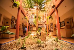 una hall con palme in un edificio di Giardino Hotel a Itaquaquecetuba Altre 23 foto