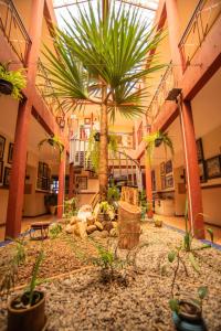 un vestíbulo con palmeras en un edificio en Giardino Hotel en Itaquaquecetuba