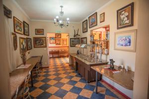 un bagno con due lavandini e pavimento a scacchi di Giardino Hotel a Itaquaquecetuba