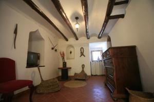 sala de estar con TV, mesa y sillas en Torreta de Sant Tomàs, en Cocentaina