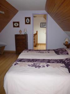 Ένα ή περισσότερα κρεβάτια σε δωμάτιο στο Les Gites de Kerroyal