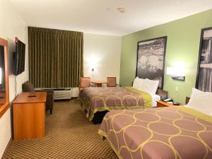 Un pat sau paturi într-o cameră la Super 8 by Wyndham Fort Worth Downtown South