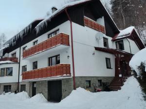 un bâtiment avec de la neige devant lui dans l'établissement Willa Katarzynka, à Wisła