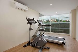 a room with a gym with a exercise bike at Hotel Santika Bukittinggi in Bukittinggi