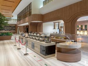 武吉丁宜的住宿－Hotel Santika Bukittinggi，餐厅内提供自助大厨房