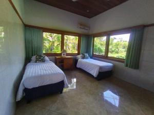 Gallery image of Absolute Beachfront, No neighbours, 3BR Villa with Private Pool on 1200m2 of Tropical Land in Tulamben