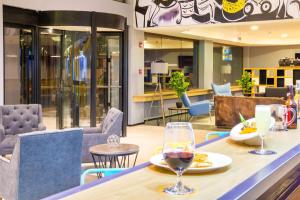 a restaurant with a table with a glass of wine at Hotel Modular Express Calama in Calama