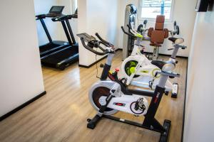siłownia z 2 rowerami treningowymi i bieżnią w obiekcie Hotel Modular Express Calama w mieście Calama